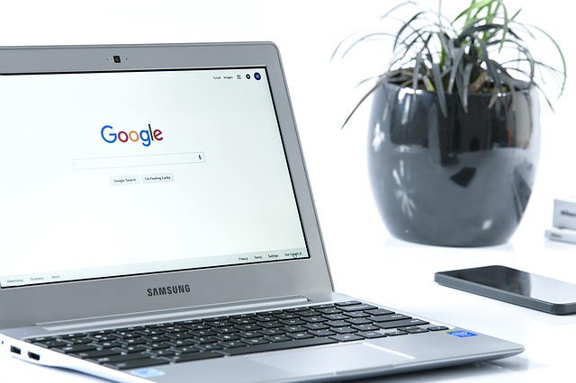 Laptop z wyświetloną wyszukiwarką Google